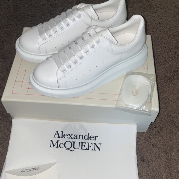 Alexander McQueen - Picture 2 of 5
